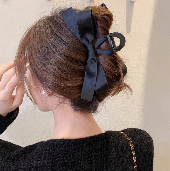 Elegant Matte Hepburn-Style Bow Shark Clip