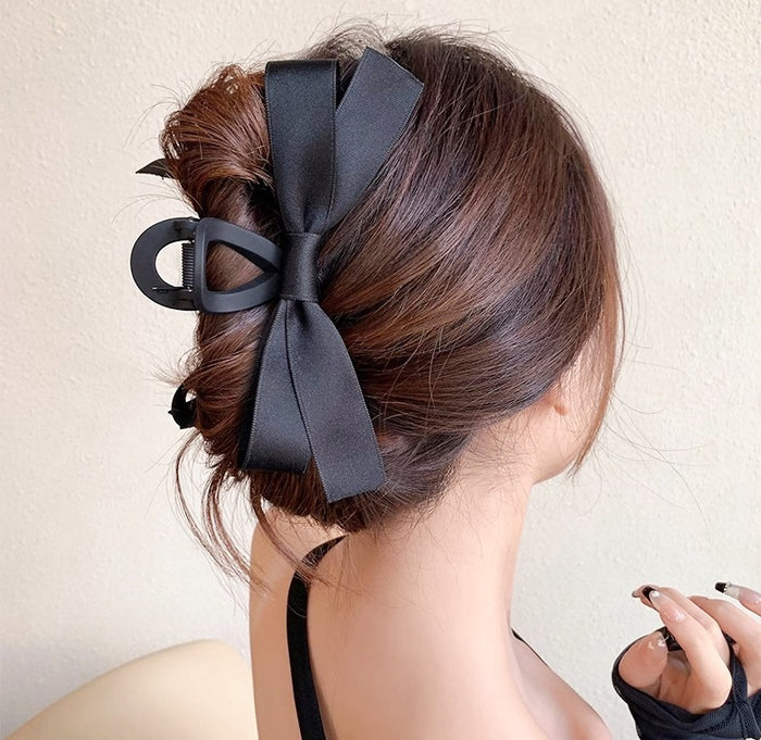 Elegant Matte Hepburn-Style Bow Shark Clip