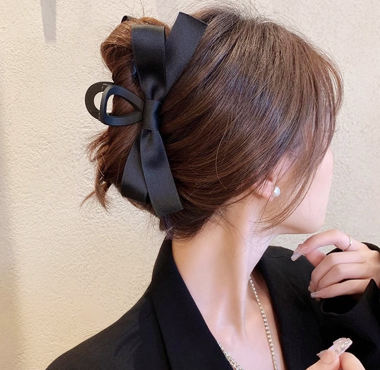 Elegant Matte Hepburn-Style Bow Shark Clip